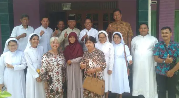 Kerukunan beragama dan toleransi adalah sikap saling menghargai dan menghormati antar umat beragama. Foto: LINES