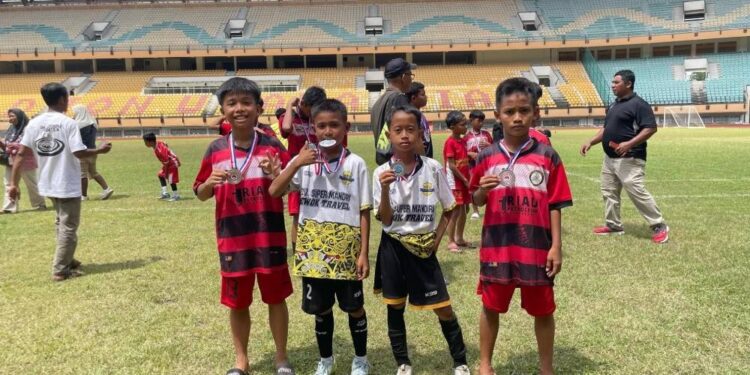 Empat warga LDII Riau, yang juga atlet Forum Sepakbola Generasi Indonesia (FORSGI) Riau meraih juara 2 kompetisi sepak bola “Garuda Anak Indonesia (GAI) Zona Riau. Foto: LINES.