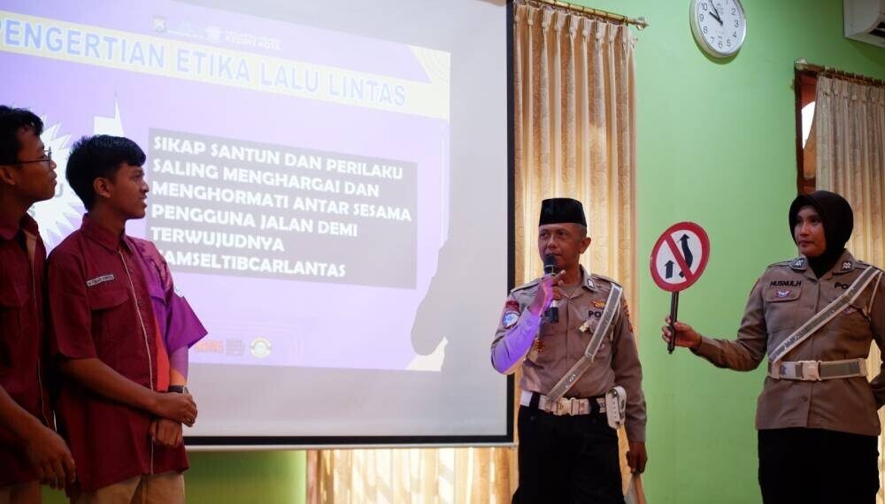 Satuan Lalu Lintas (Satlantas) Polres Kediri Kota menggelar “Coaching Clinic Pondok Pesantren Road Safety”, di Pondok Pesantren (Ponpes) Wali Barokah Kota Kediri, Jawa Timur. Foto: LINES.