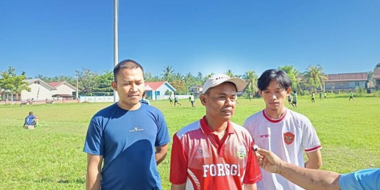 Laga Silaturahim All Star se-Kabupaten Pasangkayu digelar Forum Sepak Bola Generasi Indonesia (FORSGI) Pasangkayu pada Minggu (11/5). Foto: LINES.