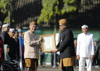 Inspiratif, Guru SMA Budi Mulia Karawang Raih Penghargaan Internasional di Hardiknas 2025