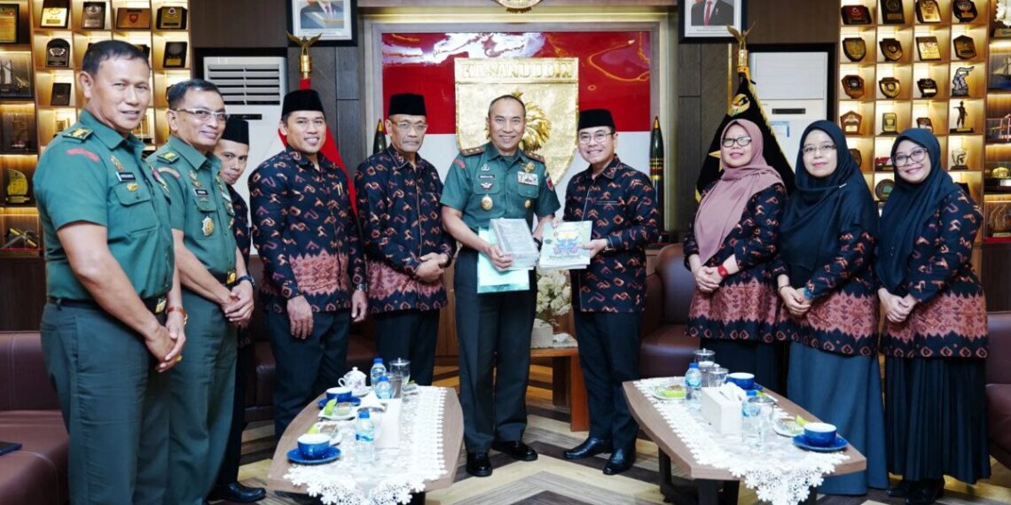 Pengurus LDII Sulawesi Selatan bersama Pangdam XIV/Hasanuddin Mayjen TNI Windiyatno usai audiensi di Markas Kodam XIV/Hasanuddin, Rabu (30/4/2025). Pertemuan membahas kolaborasi program penanganan stunting dan penguatan wawasan kebangsaan. Foto: LINES