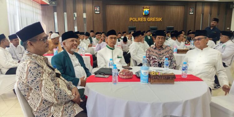 Ketua DPD LDII Kabupaten Gresik, KH. Abdul Muis Zuhri mengapresiasi acara ”Halal Bihalal dan Silaturahim Kebangsaan”, yang digelar oleh Majelis Ulama Indonesia (MUI) Kabupaten Gresik bersama Polres Gresik, Selasa (29/4). Foto: LINES