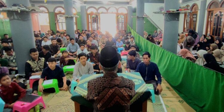 Sekitar 500 peserta dari berbagai jenjang usia memenuhi Masjid Al-Barokah di Kranggan, Murtigading, Sanden, Bantul, Yogyakarta, dalam Pengajian Akbar yang digelar oleh DPD LDII Kabupaten Bantul pada Minggu, 11 Mei 2025. Foto: LINES