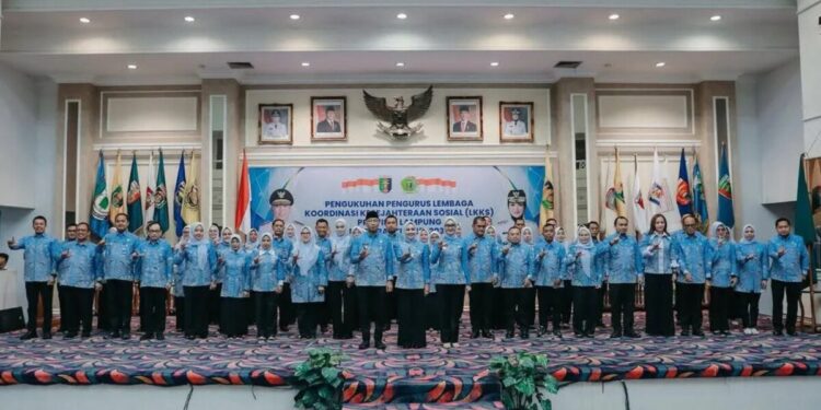 Gubernur Lampung Rahmat Mirzani Djausal melantik pengurus Lembaga Koordinasi Kesejahteraan Sosial (LKKS) Provinsi Lampung masa bakti 2025–2030. Foto: LINES