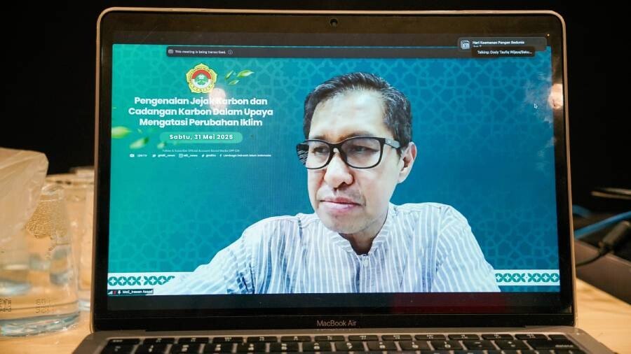 Direktur Mitigasi Perubahan Iklim Kementerian Lingkungan Hidup dan Kehutanan (KLHK), Irawan Asaad menjadi pembicara di webinar 'Pengenalan Jejak Karbon dan Cadangan Karbon dalam Upaya Mengatasi Perubahan Iklim'. Foto: LINES.