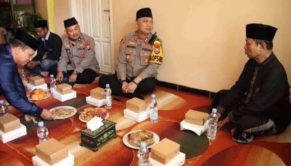 Kapolres Sumenep AKBP Rivanda silaturahim ke kediaman Ketua DPD LDII Sumenep, Musaheri. Foto: LINES.