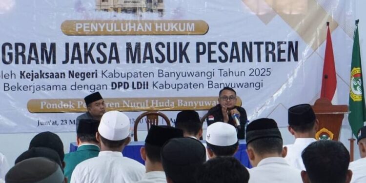 Kejari Banyuwangi membekali 150 santri Pondok Pesantren Pelajar dan Mahasiswa (PPPM) Nurul Huda tentang pentingnya pemahaman hukum. Foto: LINES.