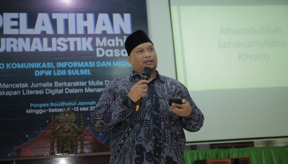 Ketua DPP LDII Bidang Komunikasi dan Informasi Media Rulli Kuswahyudi saat berbicara di hadapan peserta Pelatihan Jurnalistik Mahir Dasar LDII Sulsel. Foto: LINES.