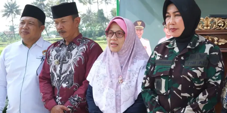 Kepada Staf Kodim (Kasdim) 0624/ Kabupaten Bandung, Letkol Cke (K) Sri Nurhaeni, menghadiri kegiatan “Bakti Lansia 2025” yang diselenggarakan DPD LDII Kabupaten Bandung di Kompleks Masjid Darussalam, Desa Pakutandang, Kecamatan Ciparay, Kamis (29/5). Foto: LINES