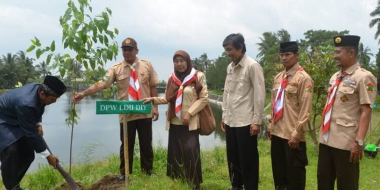 LDII DIY turut menggaungkan aksi peduli lingkungan dengan tanam pohon, merayakan Hari Bumi. Foto: LINES.