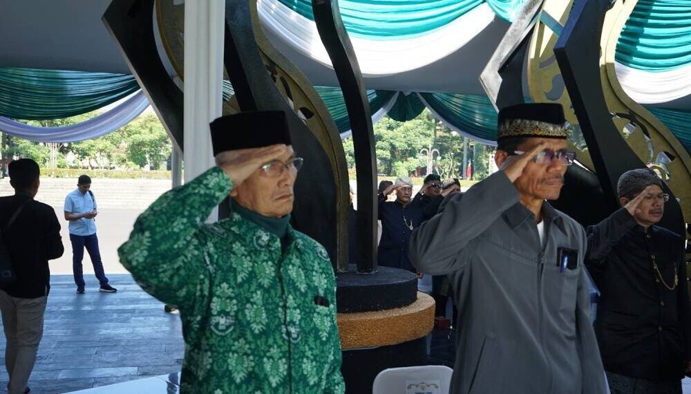 LDII Kab Bandung mengikuti upacara gabungan Hari Pendidikan Nasional, Hari Buruh, Hari Otonomi dengan Bupati. Foto: LINES.