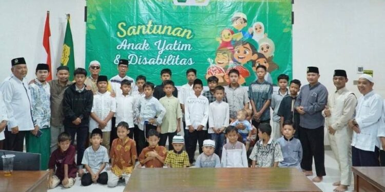 Lembaga Kesejahteraan Sosial (LKS) Nur Hasan dan DPD LDII Kab. Sukoharjo membagikan santunan anak yatim dan warga disabilitas setempat. Foto: LINES.