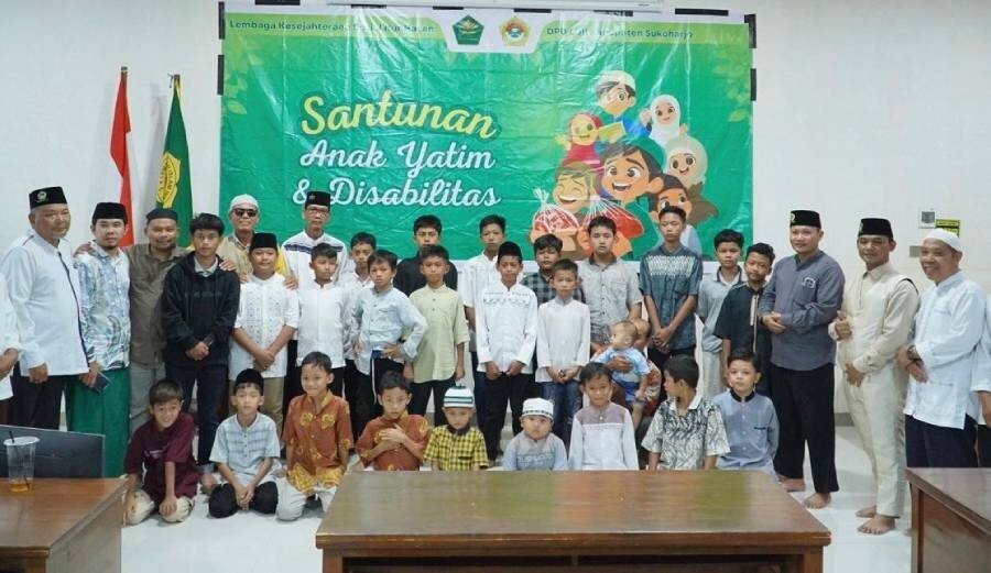 Lembaga Kesejahteraan Sosial (LKS) Nur Hasan dan DPD LDII Kab. Sukoharjo membagikan santunan anak yatim dan warga disabilitas setempat. Foto: LINES.