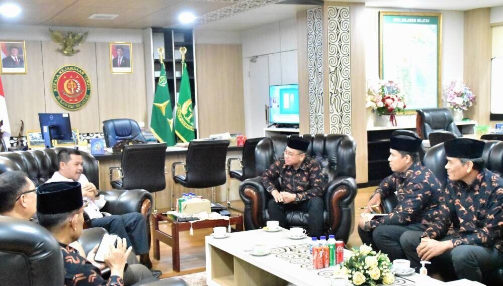Ketua DPW LDII Sulawesi Selatan, Asdar Mattiro beserta jajaran berkunjung ke kantor Kejaksaan Tinggi Sulawesi Selatan pada Selasa (6/5). Foto: LINES.