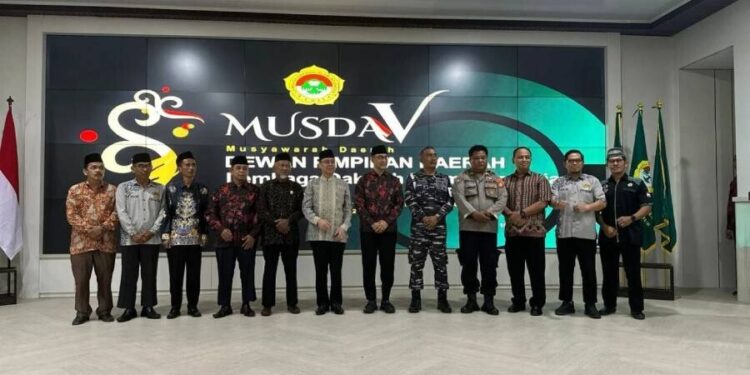 Para tamu undangan berfoto bersama di Musda V LDII Kutai Timur. Foto: LINES.
