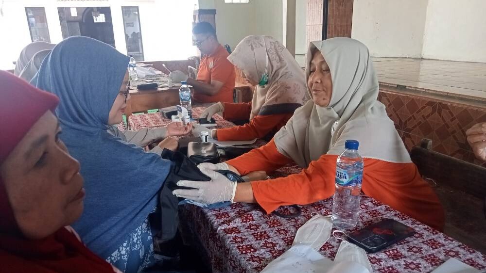 LDII dan Puskesmas Bayongbong menggelar pengecekan kesehatan gratis untuk warga. Foto: LINES.