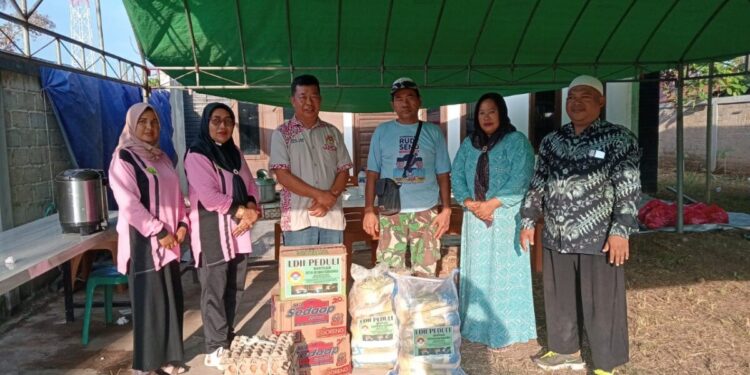 PC LDII Bengalon Kutai Timur memberikan bantuan korban kebakaran. Foto: LINES.