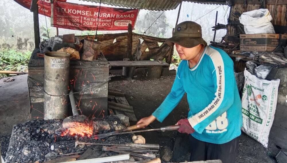 Warga LDII Tala berprofesi sebagai pandai besi turun temurun. Foto: LINES.