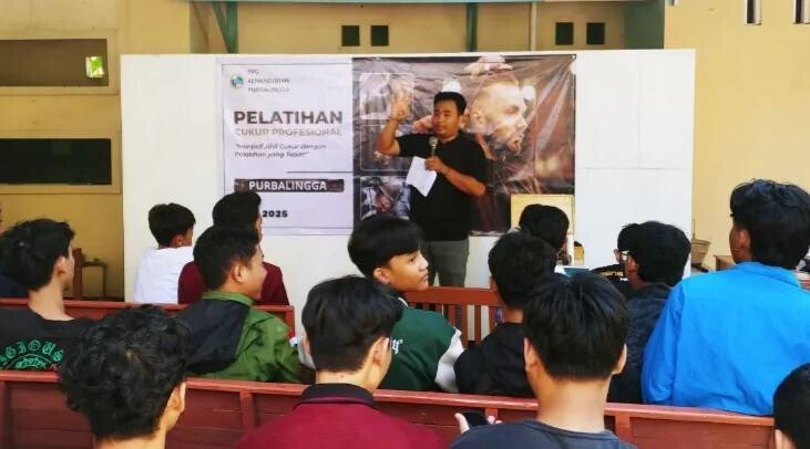 Penggerak Pembina Generus (PPG) Bidang Kemandirian di bawah DPD LDII Kabupaten Purbalingga menggelar pelatihan cukur rambut pada Minggu (18/5). Foto: LINES.