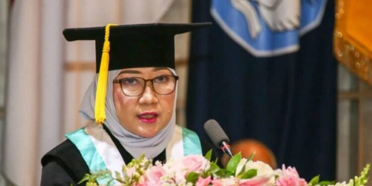 Warga LDII DKI Jakarta, Krisnawati, dikukuhkan sebagai Guru Besar Tetap Fakultas Kedokteran Gigi Universitas Indonesia. Foto: LINES.