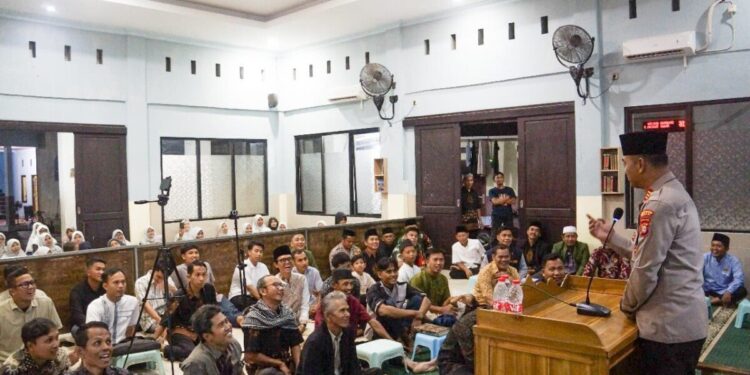 Kapolsek Setu, AKP Usep Aramsyah, meresmikan aula serbaguna milik PC LDII  Setu, Kabupaten Bekasi, pada Sabtu (3/5). Foto: LINES.