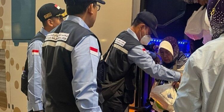 Petugas Haji membantu melayani jamaah Haji Indonesia selama beribadah di tanah suci. Foto: LINES.