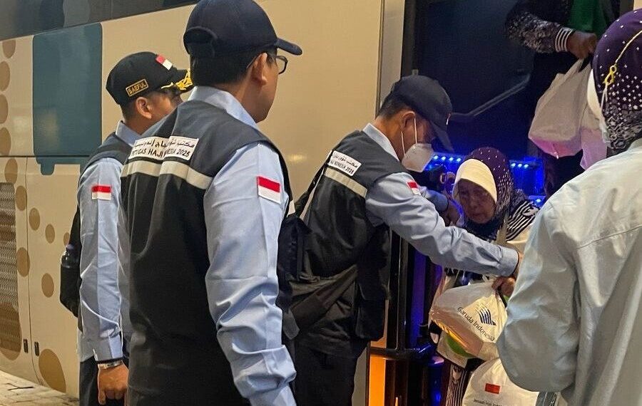 Petugas Haji membantu melayani jamaah Haji Indonesia selama beribadah di tanah suci. Foto: LINES.