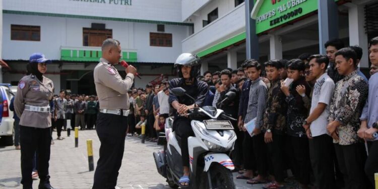 Polres Nganjuk melalui Satuan Lalu Lintas (Satlantas) melaksanakan kegiatan “Police Goes to Pondok Pesantren”. Foto: LINES.