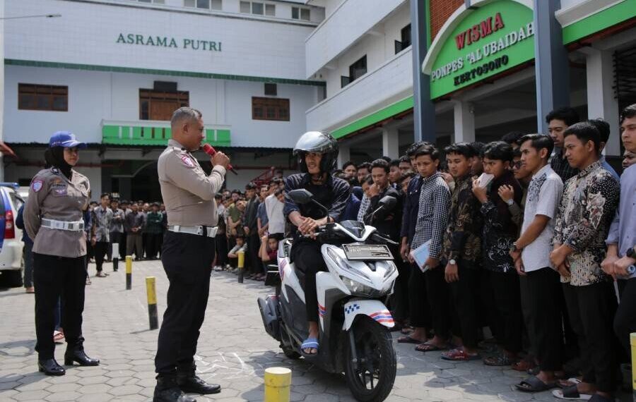 Polres Nganjuk melalui Satuan Lalu Lintas (Satlantas) melaksanakan kegiatan “Police Goes to Pondok Pesantren”. Foto: LINES.