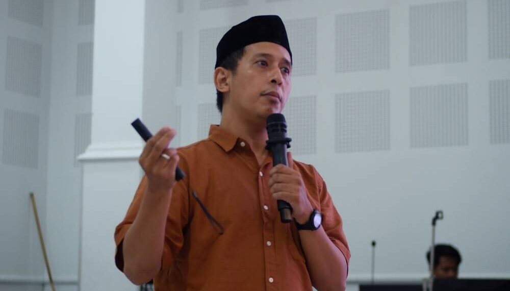 Dokter Spesialis Kejiwaan, Riko Lazuardi saat memberikan pelatihan Tim Pencegahan dan Penanganan Kekerasan (TPPK). Foto: LINES.