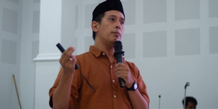 Dokter Spesialis Kejiwaan, Riko Lazuardi saat memberikan pelatihan Tim Pencegahan dan Penanganan Kekerasan (TPPK). Foto: LINES.