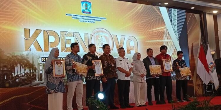Salah satu pengurus DPD LDII Balikpapan, Yudo Prasongko dan tim memenangkan juara dua di Krenova Balikpapan 2025. Foto: LINES.