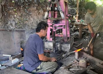 Puluhan Tahun Warga LDII Lestarikan Tradisi Pandai Besi di Majene