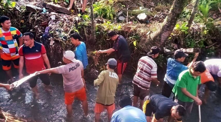 Warga LDII bersama masyarakat Kelurahan Penambongan, Kecamatan Purbalingga, Jawa Tengah, menggelar kerja bakti untuk mengevakuasi talud yang longsor. Foto: LINES.