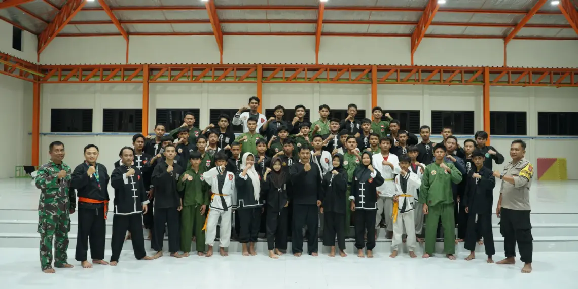 Polres Nganjuk melaksanakan “Program Sowan dan Komunikasi dengan Tokoh Perguruan Silat (Soko Guru)”, berupa latihan bersama jurus IPSI. Foto: LINES