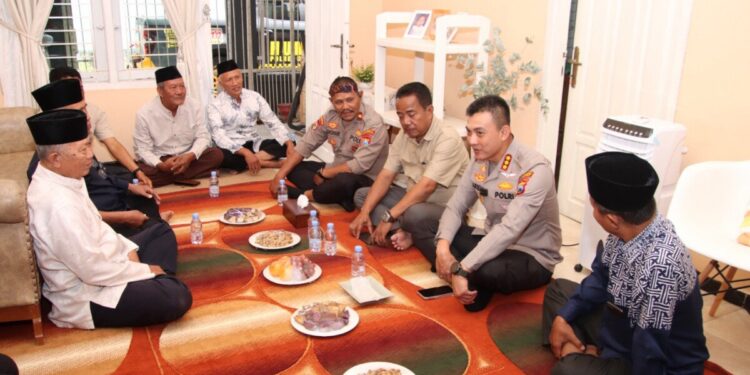 Kapolresta Sumenep Kombes Pol Ariek Indra Sentanu silaturahim dengan DPD LDII Sumenep, untuk memperkuat kolaborasi dengan berbagai organisasi kemasyarakatan (Ormas). Foto: LINES
