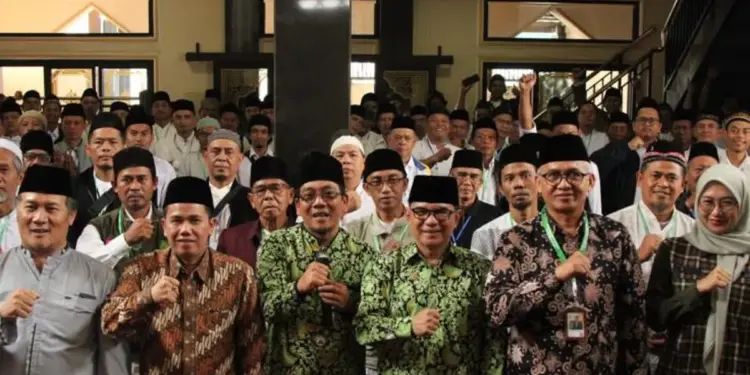 Untuk meningkatkan kompetensi pengurus menjelang pelaksanaan ibadah Idul Adha, PD Dewan Masjid Indonesia (DMI) Kabupaten Bandung menggelar Pelatihan Menyembelih Hewan Kurban Bersertifikat Halal Gelombang ke-5 pada Minggu (4/5), bertempat di Masjid Nurul Huda, Kecamatan Pasirjambu, Kabupaten Bandung. Foto: LINES