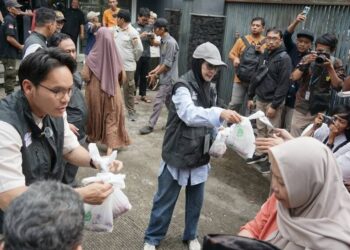 Pasangan Selebritis Ida Royani dan Keenan Nasution Bagikan Daging Kurban untuk Warga di Kantor DPP LDII