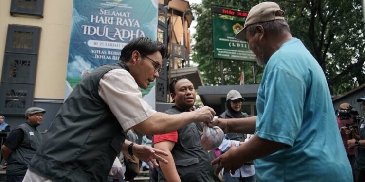 Aktor kawakan Ben Kasyafani berpartisipasi dalam pembagian daging kurban yang berlangsung di halaman Kantor DPP LDII. Foto: LINES.