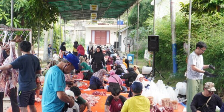 Warga Pimpinan Anak Cabnag (PAC) LDII Kelurahan Bintara Jaya, Kota Bekasi, melaksanakan penyembelihan hewan kurban, pada Jumat (6/6), di Komplek Puri. Foto: LINES