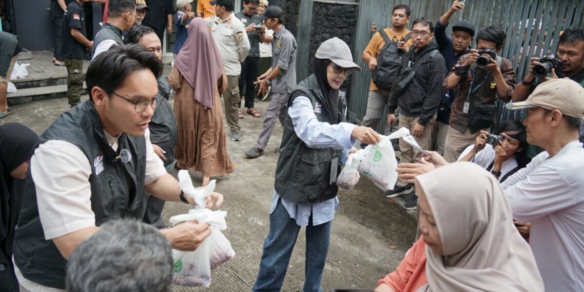 Aktris Ida Royani dan Ben Kasyafani ikut membagikan daging kurban di depan kantor DPP LDII Senayan. Foto: LINES