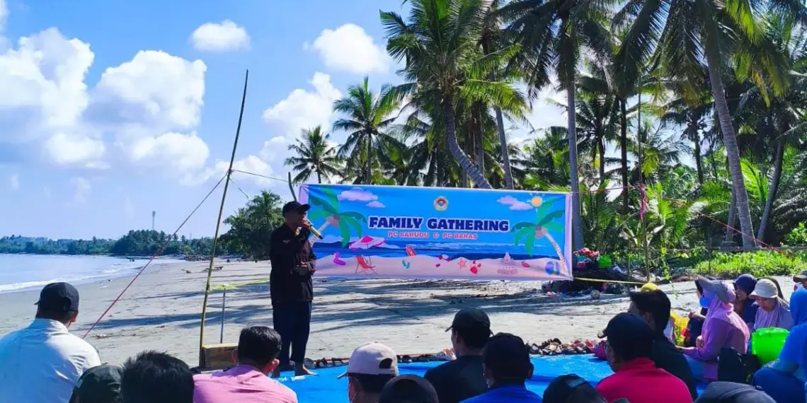 Dalam semangat mempererat ukhuwah dan kekompakan, PC LDII Sarudu dan PC LDII Baras menggelar kegiatan family gathering bersama di Pantai Muara Sempo, Kabupaten Pasangkayu, Sulawesi Barat. Foto: LINES