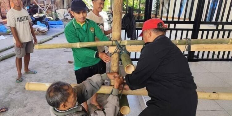 Warga LDII Bukittinggi gotong royong menyiapkan lokasi kurban. Foto: LINES.