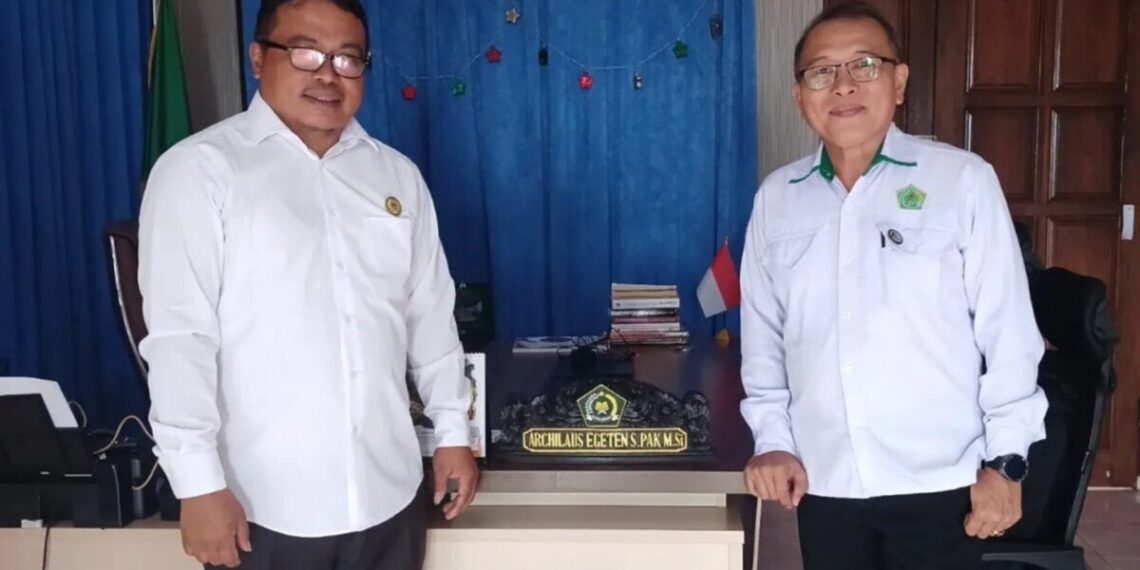 Jajaran pengurus DPD LDII Kabupaten Minahasa Selatan, Sulawesi Utara audiensi dengan Kepala Kementerian Agama (Kemenag) Kabupaten Minahasa Selatan, Archilaus Egetan di kediamannya pada Senin (2/6). Foto: Lines