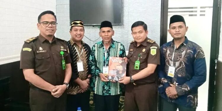 Kepala Seksi Intelijen Muhammad Musdar mewakili Kepala Kejaksaan Negeri Takalar menerima rombongan pengurus DPD LDII Kabupaten Takalar di Kantor Kejaksaan Negeri Takalar, Jalan Fitrah, Kabupaten Takalar, Sulawesi Selatan, Senin (16/6). Foto: LINES