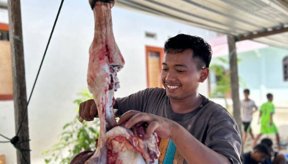 PC LDII Lamasi merayakan Idul Adha dengan berbagi kepada warga sekitar. Foto: LINES.