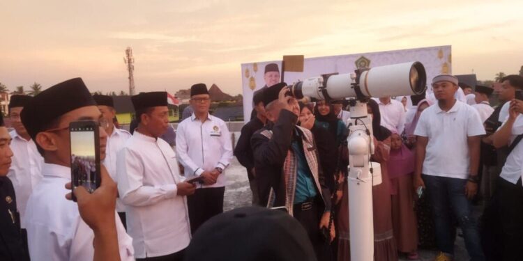 Tim Rukyatul Hilal DPW LDII Jambi bergabung dengan Kemenag Jambi melaksanakan pemantauan hilal. Foto: LINES.
