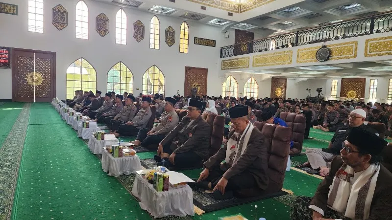 Menjelang peringatan Hari Bhayangkara ke-79 yang jatuh pada 1 Juli 2025, Kepolisian Daerah (Polda) Jawa Timur menggelar zikir dan doa bersama di Masjid Arif Nurul Huda, Mapolda Jatim, Kamis (26/6). Foto: LINES