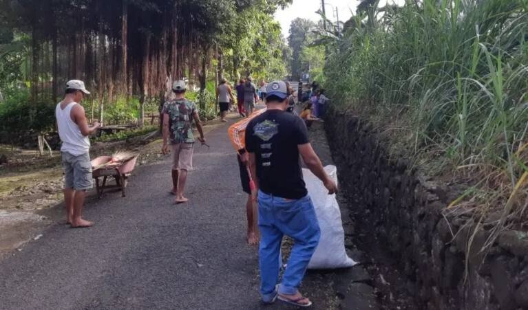 Masyarakat RT 03 Padukuhan Tanjung, Kalurahan Temuwuh, Kapanewon Dlingo, Bantul, menggelar kerja bakti. Foto: LINES.